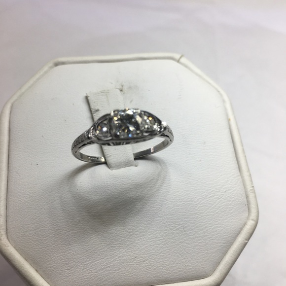 Jewelry - Antique platinum round diamonds ring